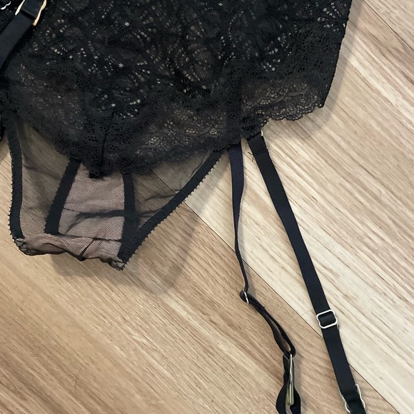 Victoria’sSecret NEW Women's Halter-neck Chantilly Lace Bodysuit Size 32C (L003) - Picture 10 of 10